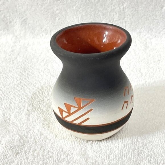Signed Sioux Native American Red Feather etched vase. - Picture 2 of 5